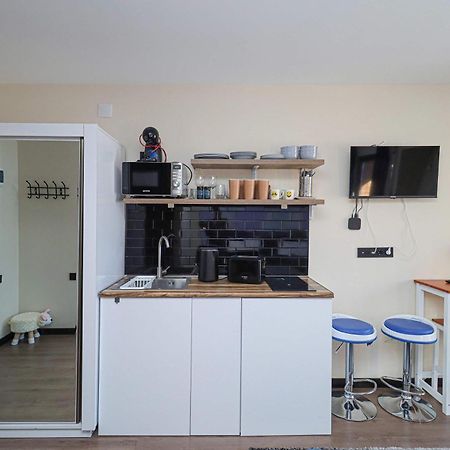 Stylish Studio Apartment With Balcony 古多里 外观 照片